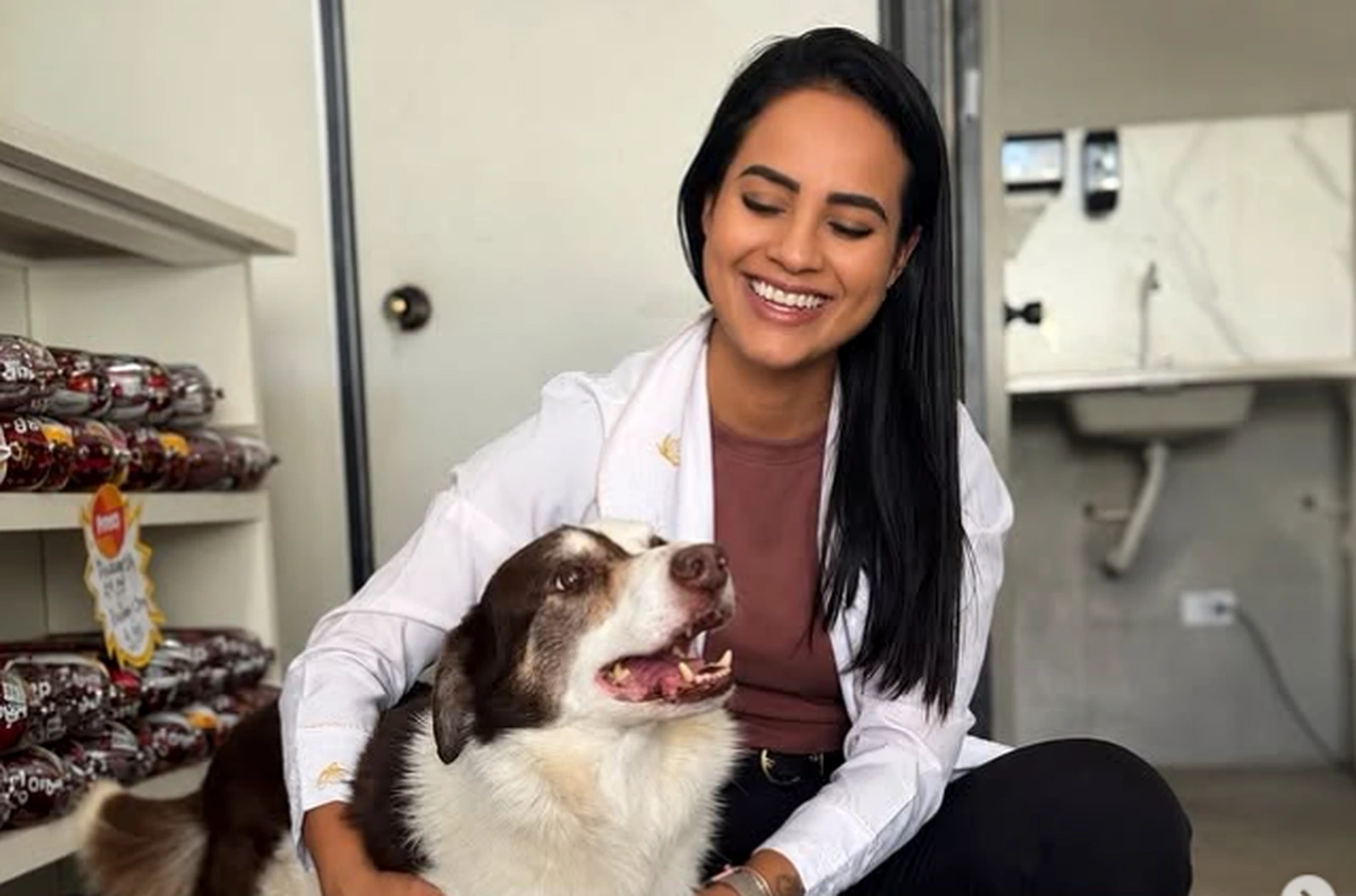Médica-veterinária do Império das Patas com um cão durante atendimento